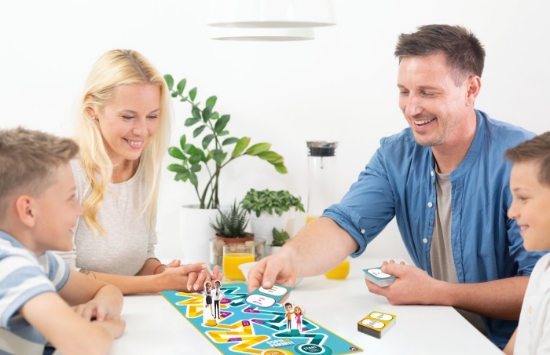 Imagine JOC DE SOCIETATE COPII VS PARINTI GASESTE CUVANTUL