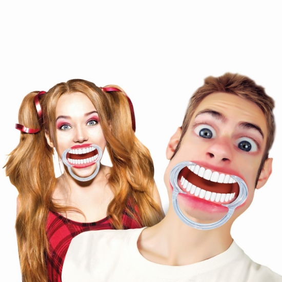 Imagine JOC CU GURA PANA LA URECHI PENTRU COPII MARI