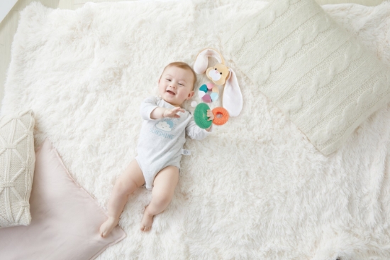 Imagine Turn de stivuire Hape – model Iepuraș din lemn cu texturi moi