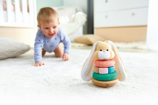 Imagine Turn de stivuire Hape – model Iepuraș din lemn cu texturi moi