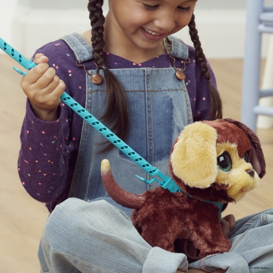 Imagine FurReal cu cățelul la plimbare