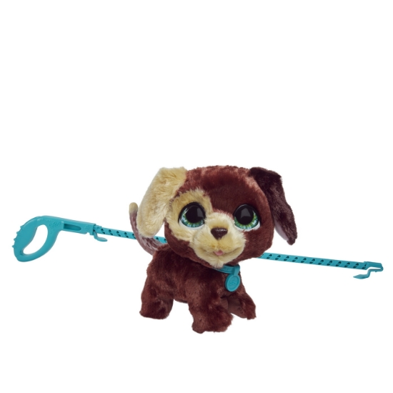 Imagine FurReal cu cățelul la plimbare