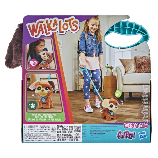 Imagine FurReal cu cățelul la plimbare