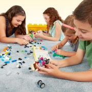 Imagine LEGO CLASSIC CONSTRUCTIE CREATIVA CUTIE MEDIE 10696