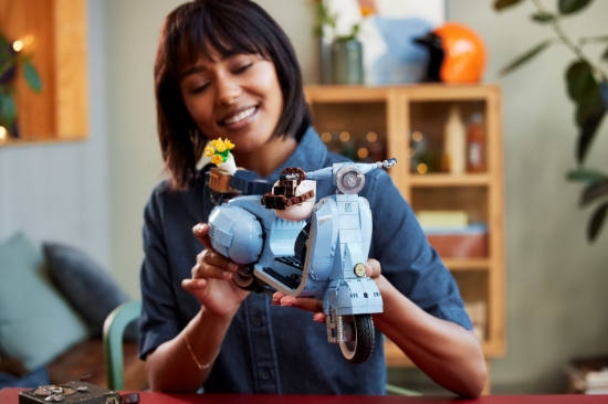Imagine LEGO Iconics Vehicule Iconice Vespa 125 10298