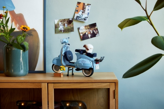 Imagine LEGO Iconics Vehicule Iconice Vespa 125 10298