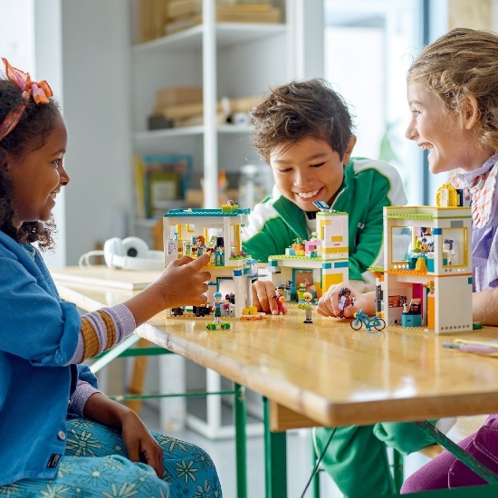Imagine Lego Friends Școala Internațională din Heartlake 41731