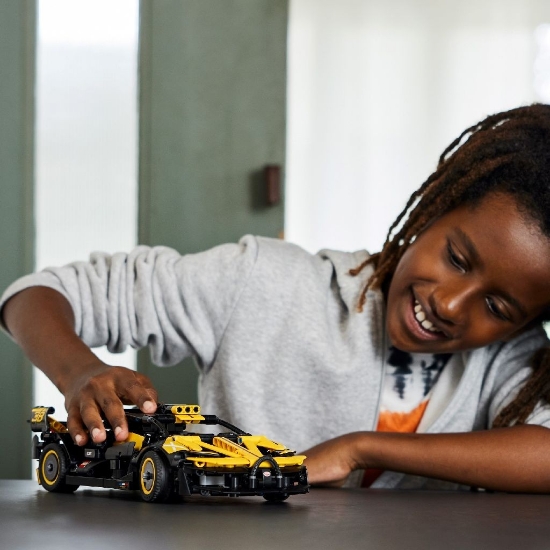 Imagine LEGO Technic Bolid Bugatti 42151