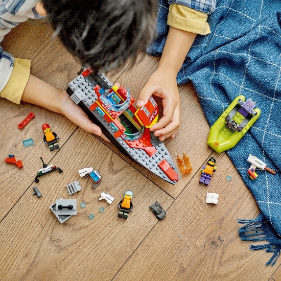 Imagine Lego City Barca de salvare a pompierilor 60373