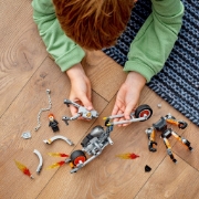 Imagine LEGO SUPER HEROES ROBOT SI MOTOCICLETA CALARETUL FANTOMA 76245