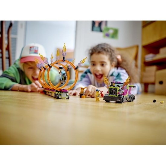 Imagine Lego City Camion de cascadorie și provocarea cercurilor de foc 60357