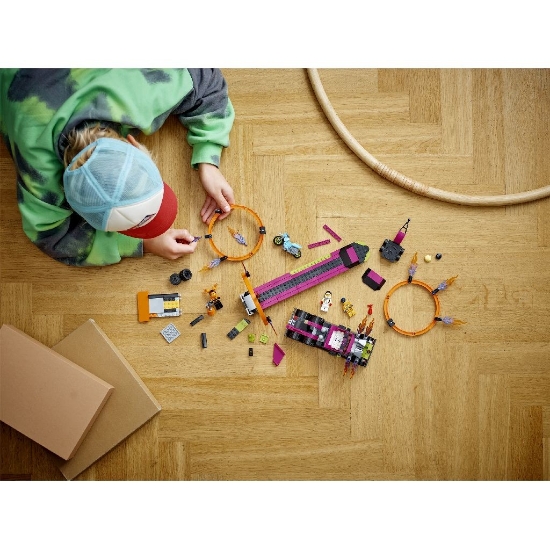 Imagine Lego City Camion de cascadorie și provocarea cercurilor de foc 60357