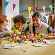 Imagine LEGO CLASSIC CUTIE DE PETRECERE CREATIVA 11029