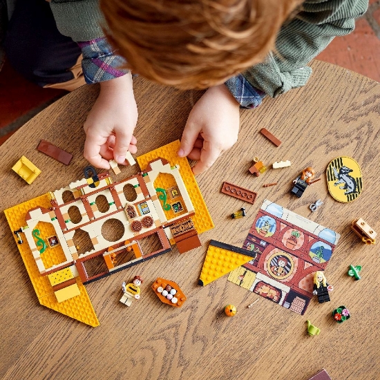 Imagine LEGO Harry Potter Bannerul Casei Hufflepuff 76412