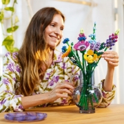 Imagine LEGO ICONS BUCHET DE FLORI DE CAMP 10313