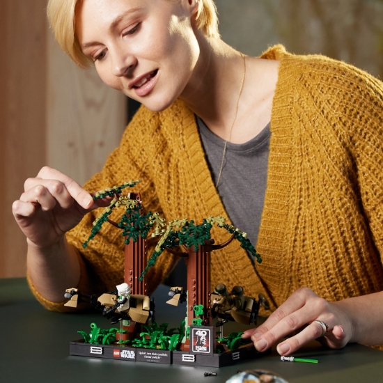 Imagine Lego Star Wars Diorama de urmărire cu speederul pe Endor 75353
