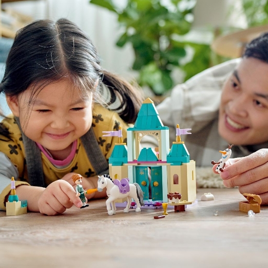 Imagine LEGO Disney Princess Distracție la castel cu Anna și Olaf 43204