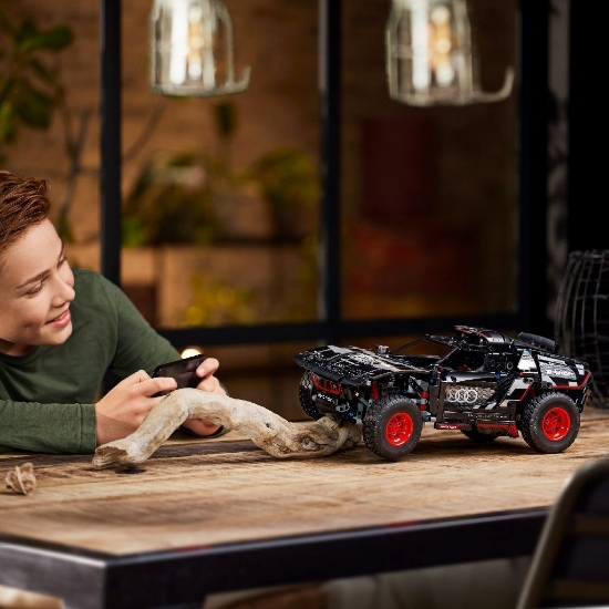 Imagine LEGO Technic Audi RS Q e-tron 42160