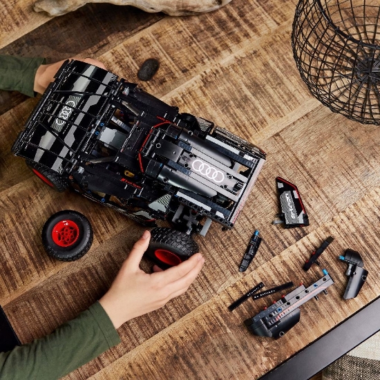Imagine LEGO Technic Audi RS Q e-tron 42160