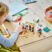 Imagine LEGO DISNEY PRINCESS WISH ASHA IN ORASUL ROZELOR 43223