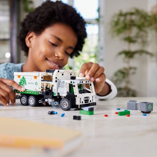 Imagine LEGO Technic Autogunoiera Mack LR Electric 42167