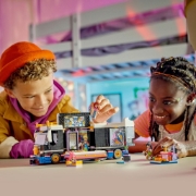 Imagine LEGO FRIENDS AUTOCAR DE TURNEU PENTRU STARURI POP 42619