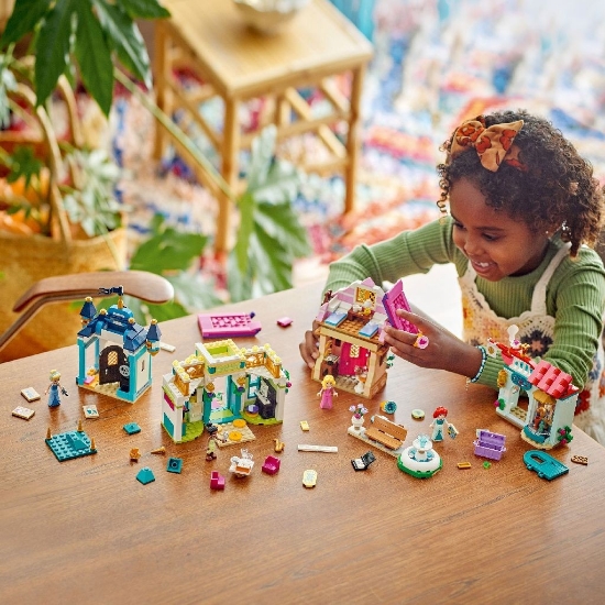 Imagine LEGO Disney Princess Aventura la piață a prințesei Disney 43246