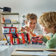 Imagine LEGO CITY STATIE SI CAMION DE POMPIERI 60414
