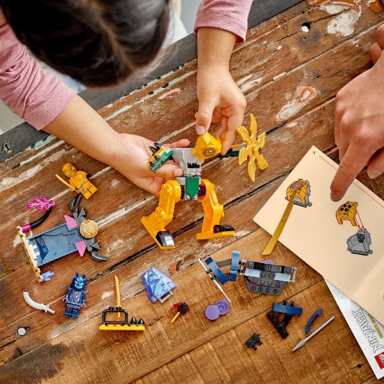 Imagine Lego Ninjago Robotul de luptă al lui Arin 71804
