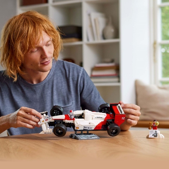 Imagine Lego Icons McLaren MP4/4 și Ayrton Senna 10330
