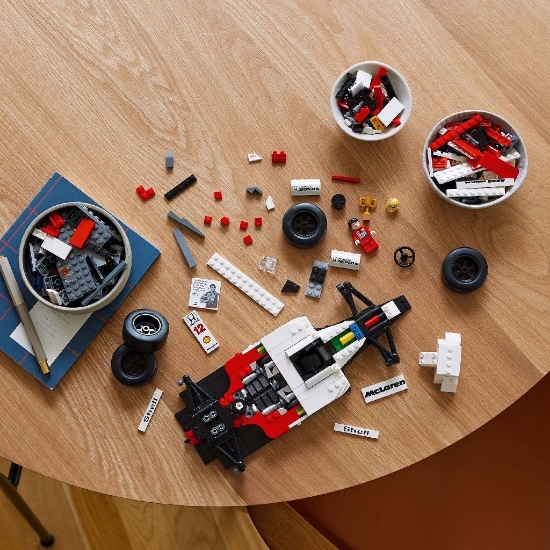 Imagine Lego Icons McLaren MP4/4 și Ayrton Senna 10330