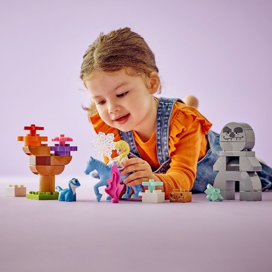 Imagine LEGO DUPLO Disney Elsa și Bruni în pădurea fermecată 10418