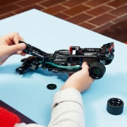 Imagine LEGO TECHNIC MERCEDES-AMG F1 W14 E PERFORMANCE PULL BACK 42165