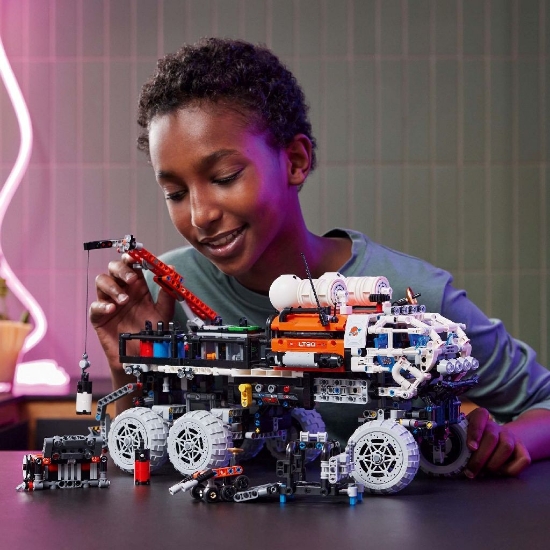 Imagine LEGO Technic Rover de explorare marțiană cu echipaj uman 42180