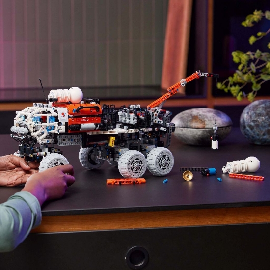 Imagine LEGO Technic Rover de explorare marțiană cu echipaj uman 42180