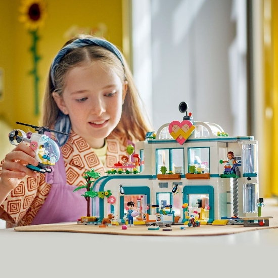 Imagine LEGO Friends Spitalul orașului Heartlake 42621