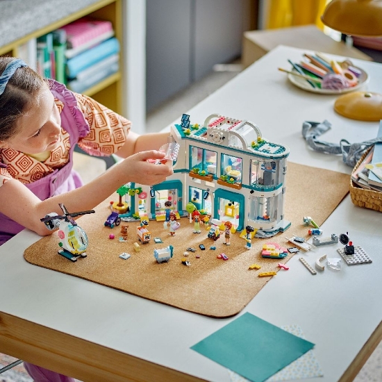 Imagine LEGO Friends Spitalul orașului Heartlake 42621