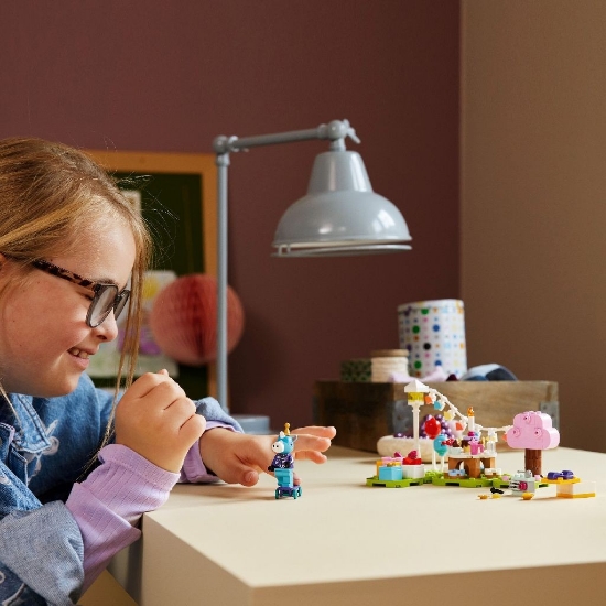 Imagine LEGO Animal Crossing Petrecerea de ziua de naștere a lui Julian 77046
