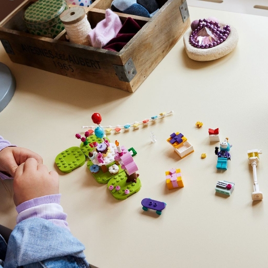 Imagine LEGO Animal Crossing Petrecerea de ziua de naștere a lui Julian 77046