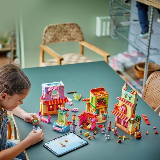 Imagine LEGO Disney Casa magică a familiei Madrigal 43245