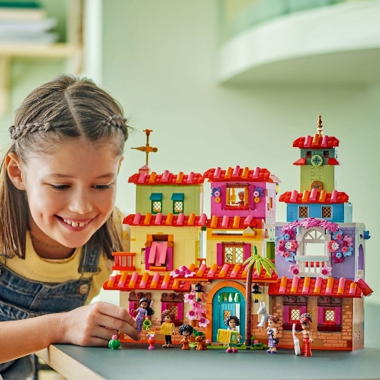 Imagine LEGO Disney Casa magică a familiei Madrigal 43245