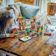 Imagine LEGO FRIENDS CASA DIN COPAC DIN TABARA DE AVENTURI 42631
