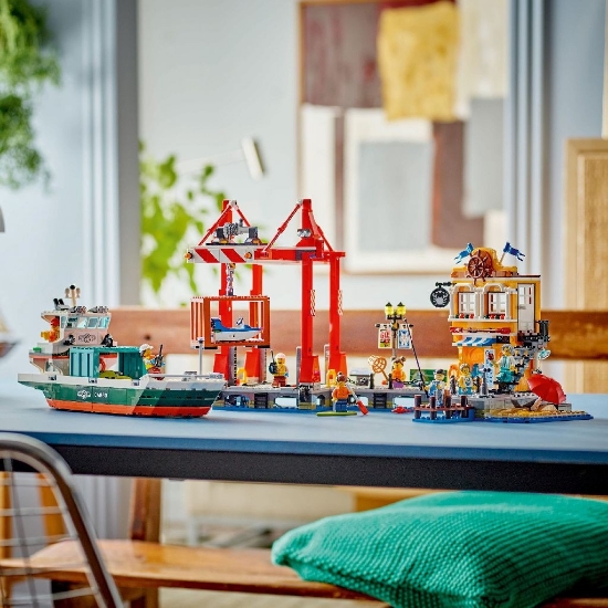 Imagine Lego City Port și navă de transport marfă 60422