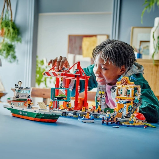 Imagine Lego City Port și navă de transport marfă 60422