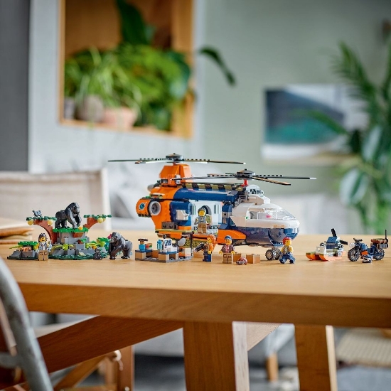 Imagine Lego City Elicopterul unui explorator al junglei la tabăra de bază 60437