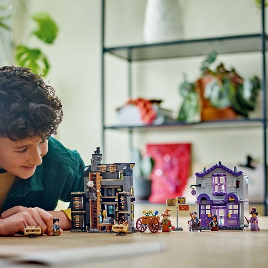 Imagine LEGO Harry Potter™ Ollivander și Magazinul de haine al lui Madam Malkin 76439