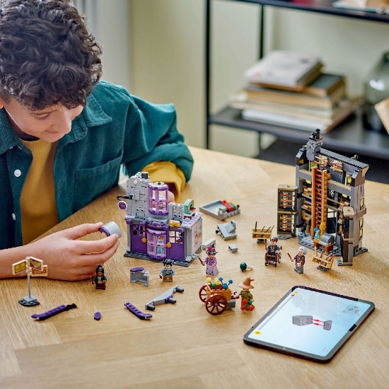 Imagine LEGO Harry Potter™ Ollivander și Magazinul de haine al lui Madam Malkin 76439