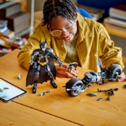 Imagine LEGO SUPER HEROES FIGURINA DE CONSTRUCTIE BATMAN SI MOTOCICLETA BAT-POD 76273