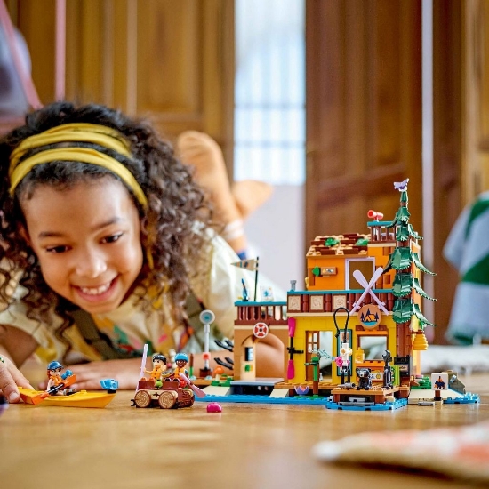 Imagine LEGO Friends Sporturi nautice în tabăra de aventuri 42626