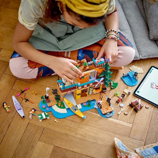 Imagine LEGO Friends Sporturi nautice în tabăra de aventuri 42626